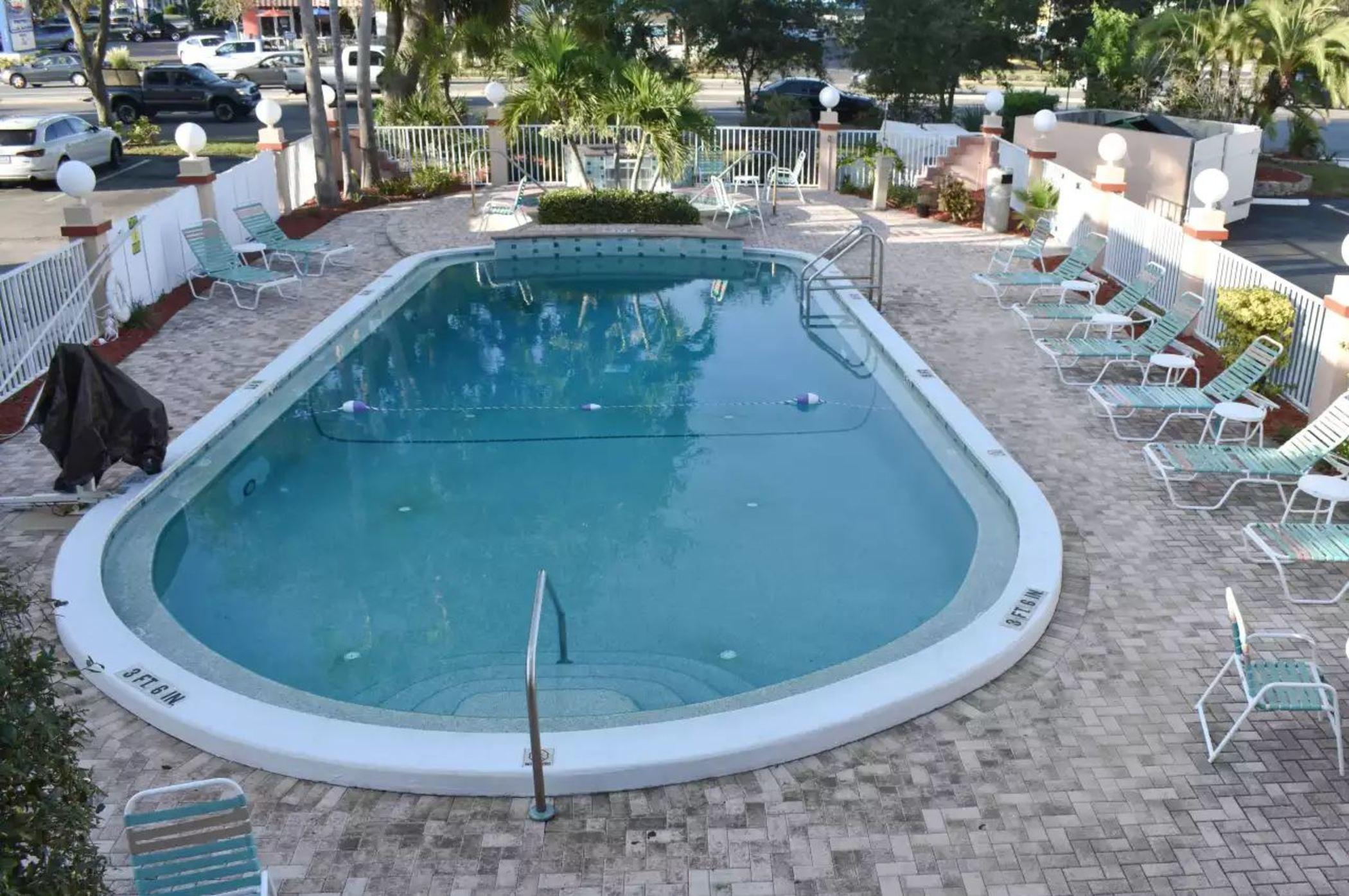 Ramada Limited Clearwater Hotel And Suites Exterior foto
