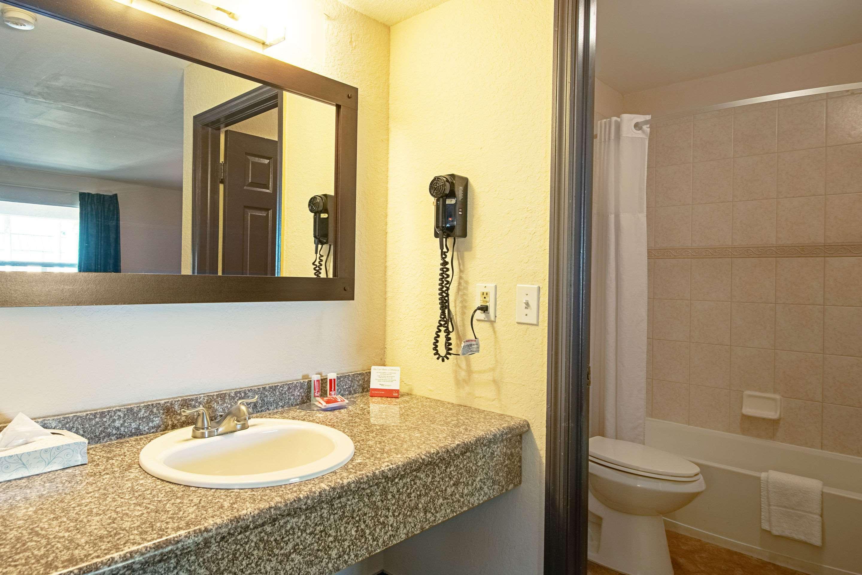 Ramada Limited Clearwater Hotel And Suites Exterior foto