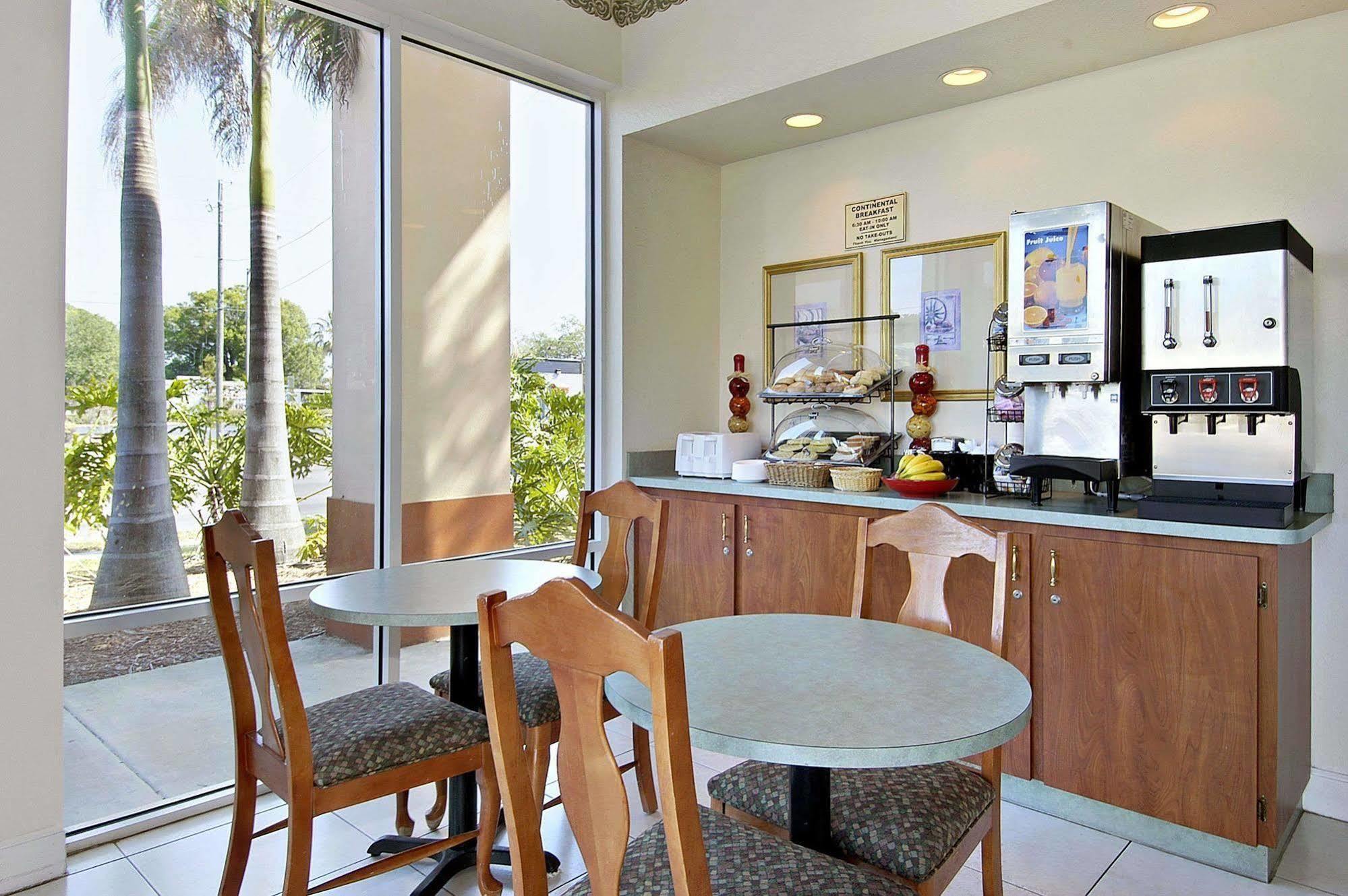 Ramada Limited Clearwater Hotel And Suites Exterior foto